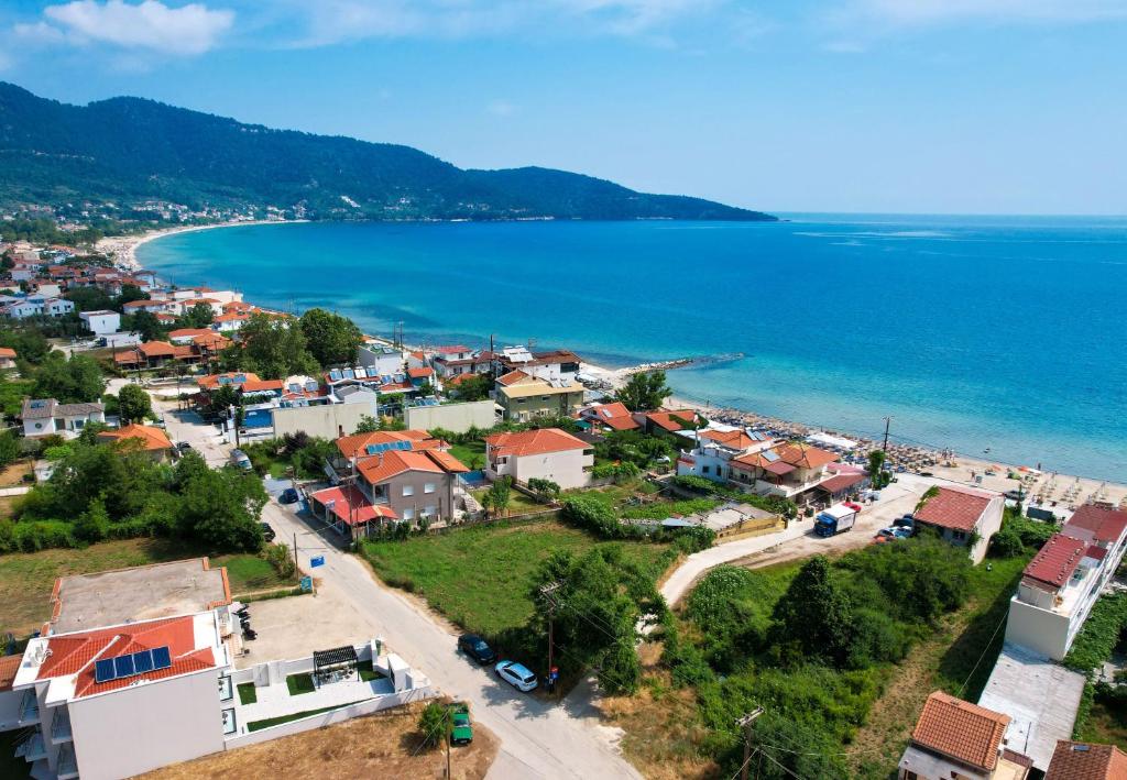 - une vue aérienne sur une ville à côté de l'océan dans l'établissement Acantha Suites, à Skala Potamias