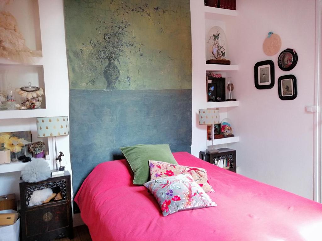 - une chambre avec un lit rose et une couverture rose dans l'établissement Maison de charme, à Bordeaux