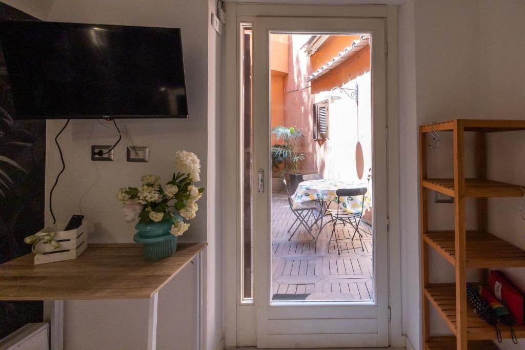 Televízia a/alebo spoločenská miestnosť v ubytovaní Rione Monti Studio Apt with private garden