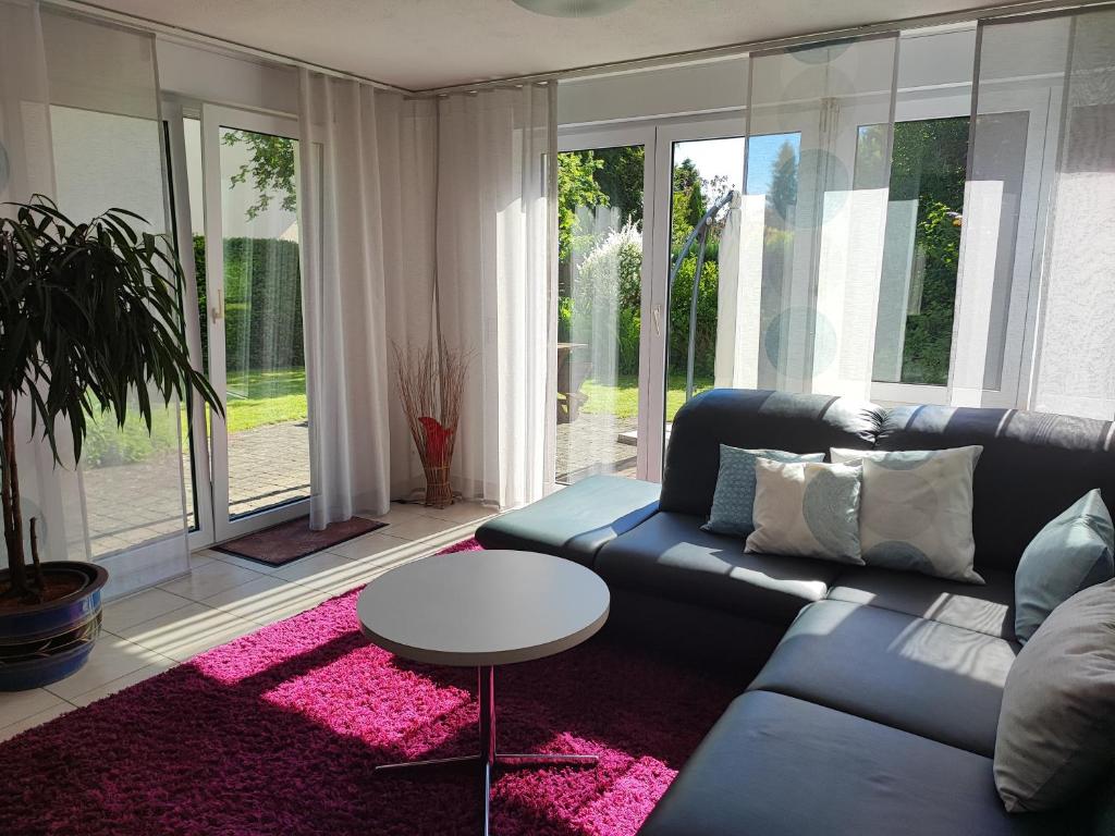 uma sala de estar com um sofá e uma mesa em Nähe Spieleland em Vogt