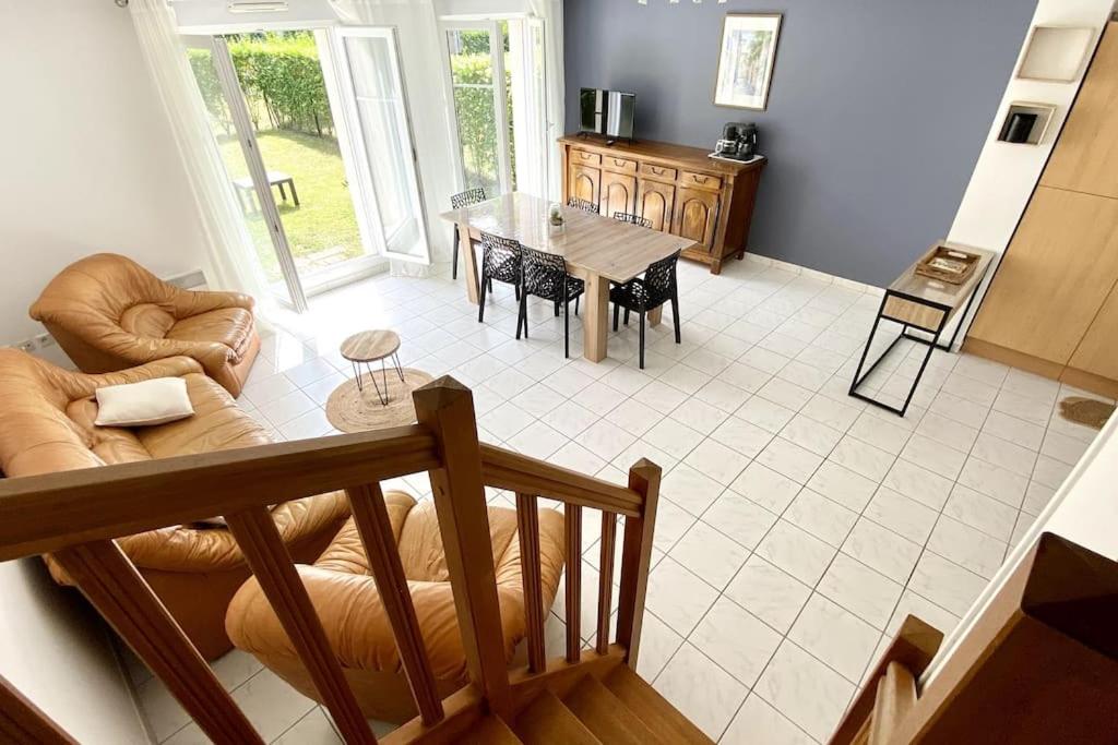 a living room with a couch and a table at Maison pour 6 personnes avec garage et jardin in Le Crotoy