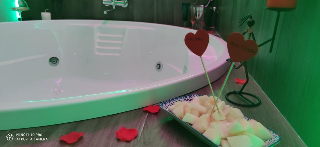 łazienka z wanną i talerzem ciasteczek w obiekcie B&B L'Altro Anfiteatro Camera suite w mieście Santa Maria Capua Vetere