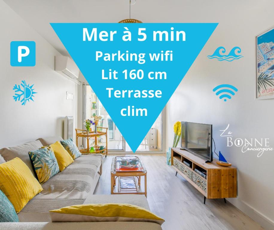 ein Wohnzimmer mit einem Sofa und einem TV in der Unterkunft Le Superbe Bahia / proche mer / clim / Terrasse / parking privé in La Grande-Motte