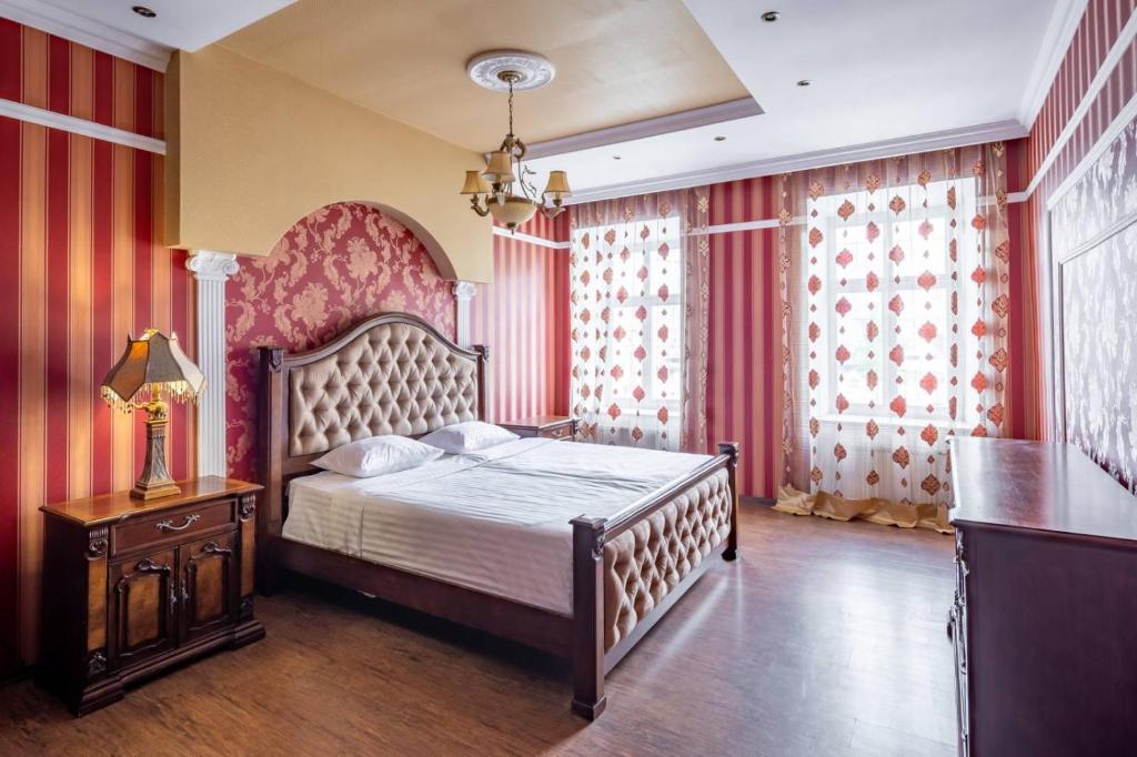 リヴィウにあるRomari Проспект Свободи 39のベッドルーム(大型ベッド1台、赤いカーテン付)