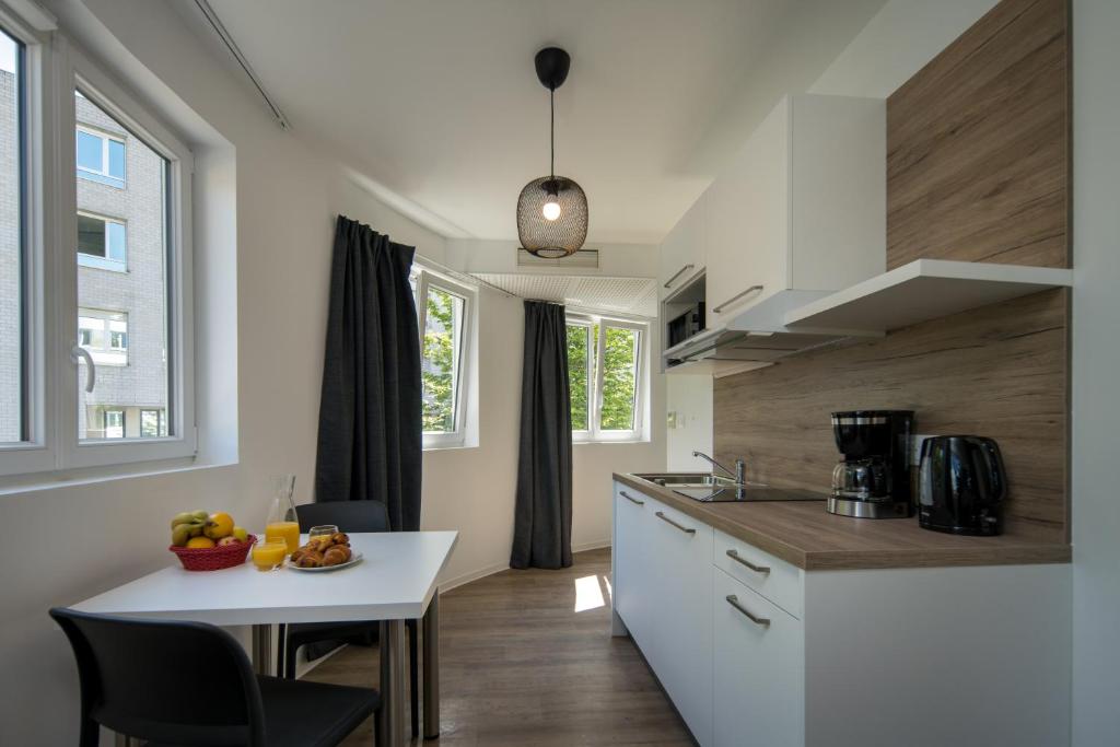 Kuchyň nebo kuchyňský kout v ubytování Lagrange Apart Hôtel Mulhouse Saint Sauveur