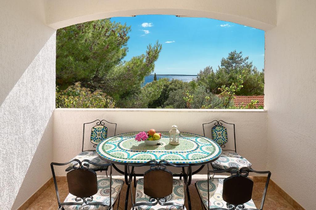 a table with a bowl of fruit on a balcony at Holiday Park Mandrice in Mandre