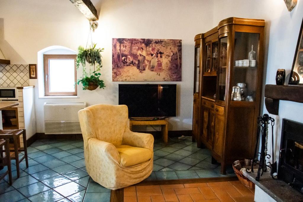 A television and/or entertainment centre at La Casa Ocra Suite