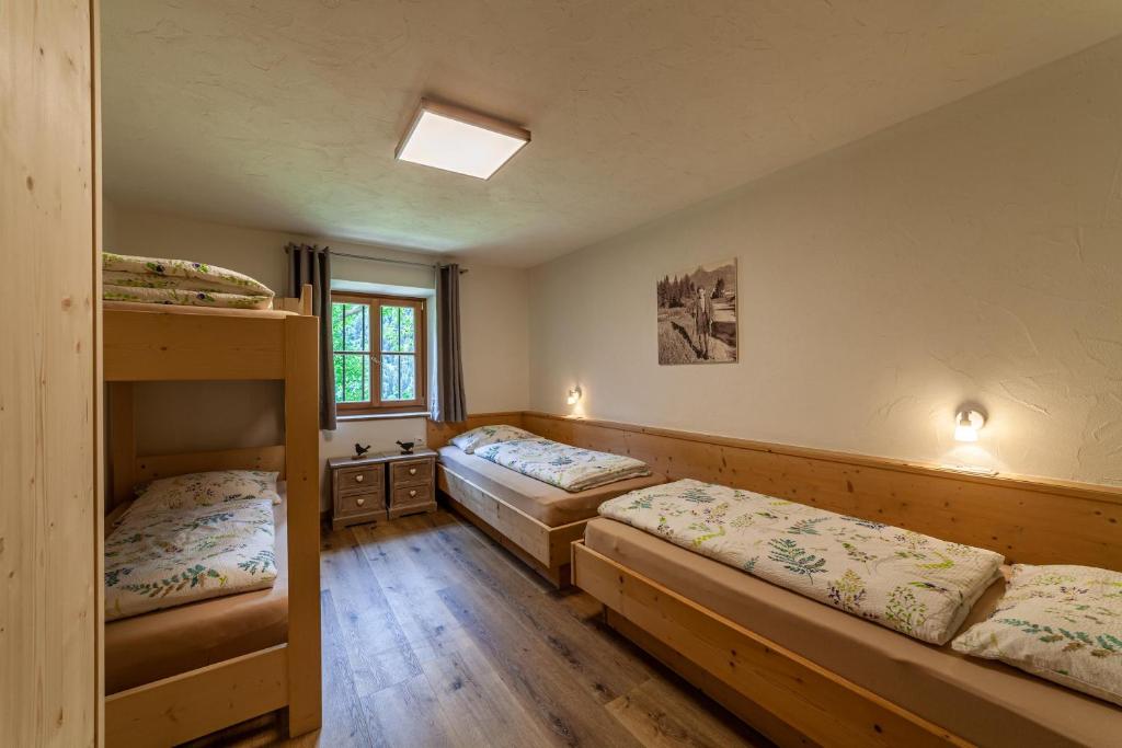 Łóżko lub łóżka w pokoju w obiekcie Schildhof Ebion Familienwohnung