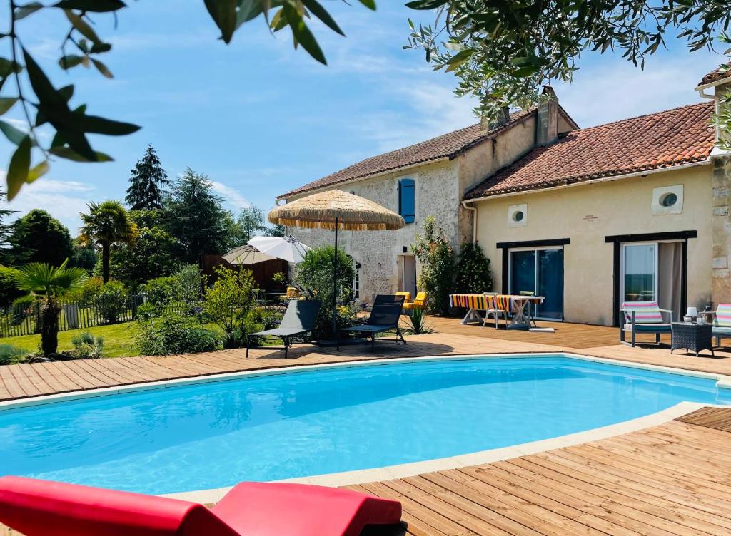 een zwembad voor een huis bij Le Petit Caviste - Chambres D'hôtes & Suites in Castagnol
