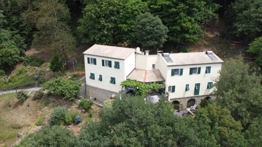 - une vue aérienne sur une grande maison blanche dans l'établissement Villa Maia, à Neirone
