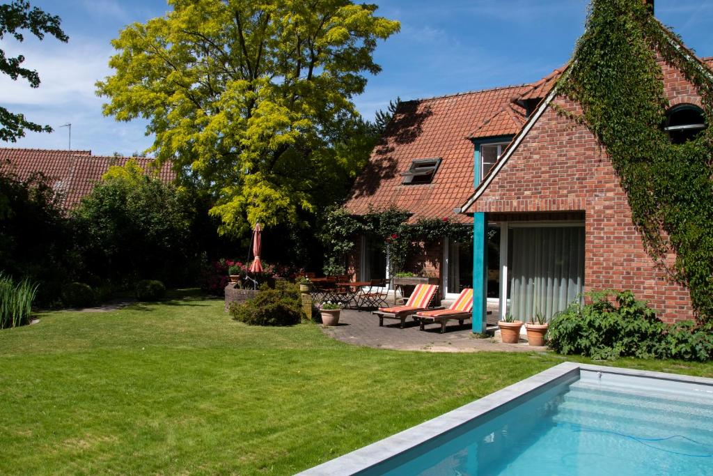 a house with a swimming pool in the yard at A la Maison du Héron in Villeneuve d'Ascq