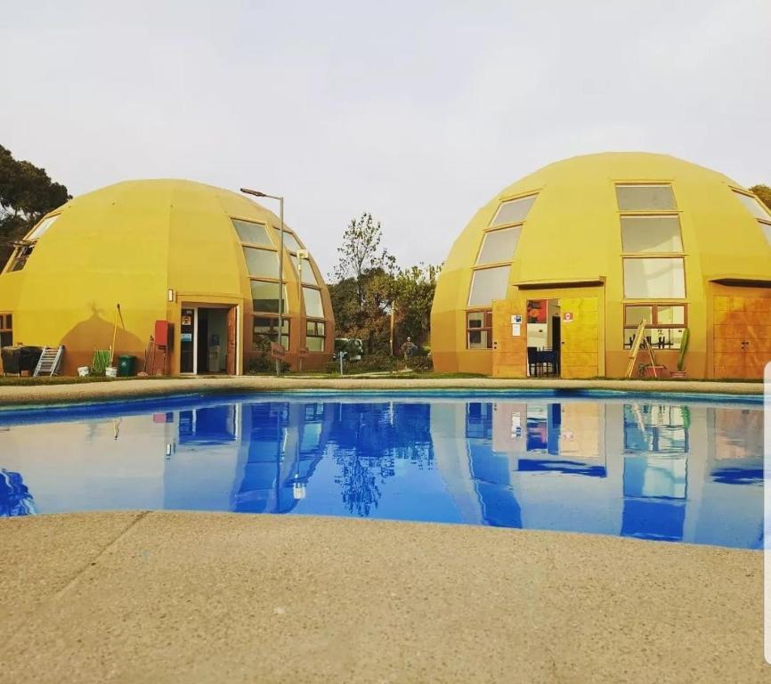 obok basenu znajdują się dwie kopuły w obiekcie Domos Dream w mieście La Serena