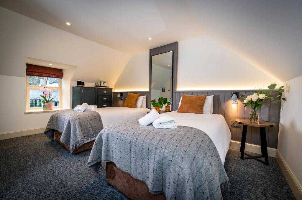 Postel nebo postele na pokoji v ubytování Loch Ness Inn
