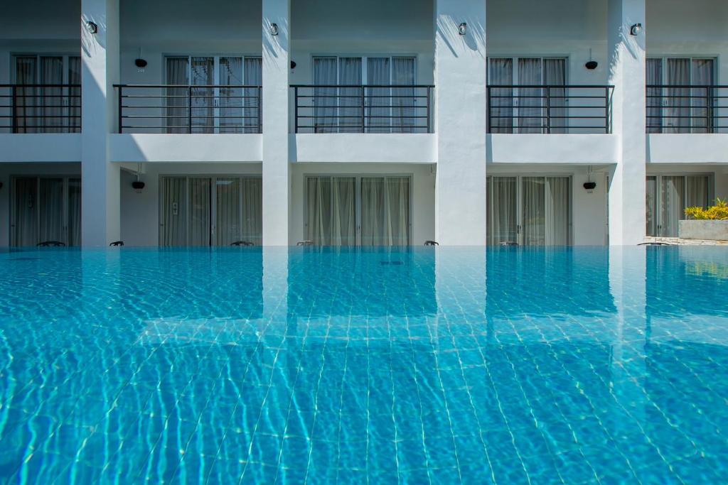 Bazén v ubytování The Nest Resort Patong nebo v jeho okolí