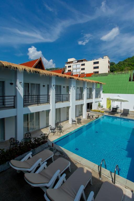 Bazén v ubytování The Nest Resort Patong nebo v jeho okolí