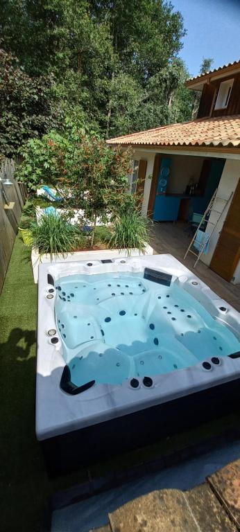 una piscina nel cortile di una casa di chambre chez l'habitant avec spa et petit-déjeuner en lisière de forêt a Le Teich