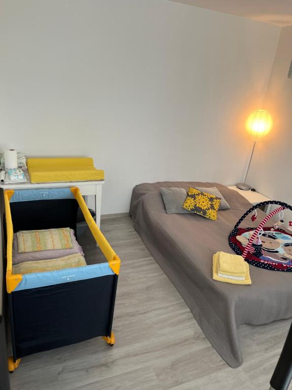 Un pat sau paturi într-o cameră la Apartmán BlueA
