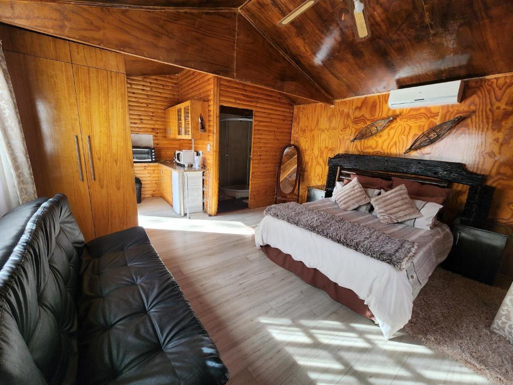Postel nebo postele na pokoji v ubytování The Log Cabin Apartments Hotel