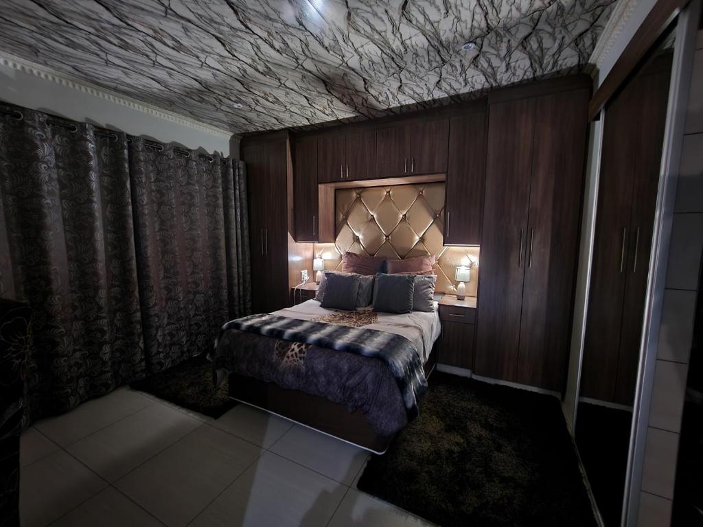 Postel nebo postele na pokoji v ubytování The Log Cabin Apartments Hotel
