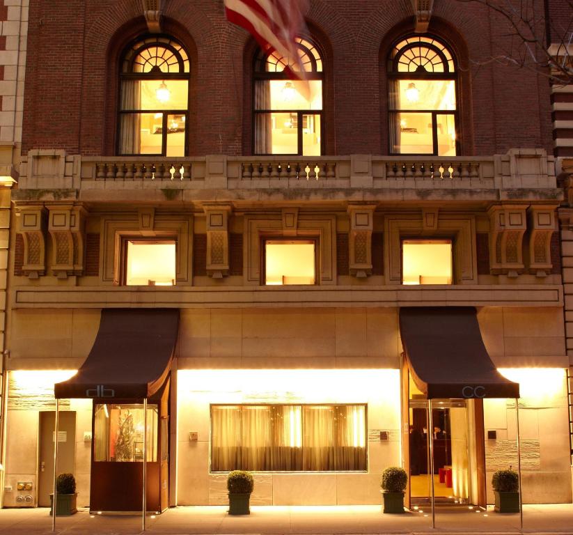 un bâtiment arborant un drapeau américain devant lui dans l'établissement City Club Hotel, à New York