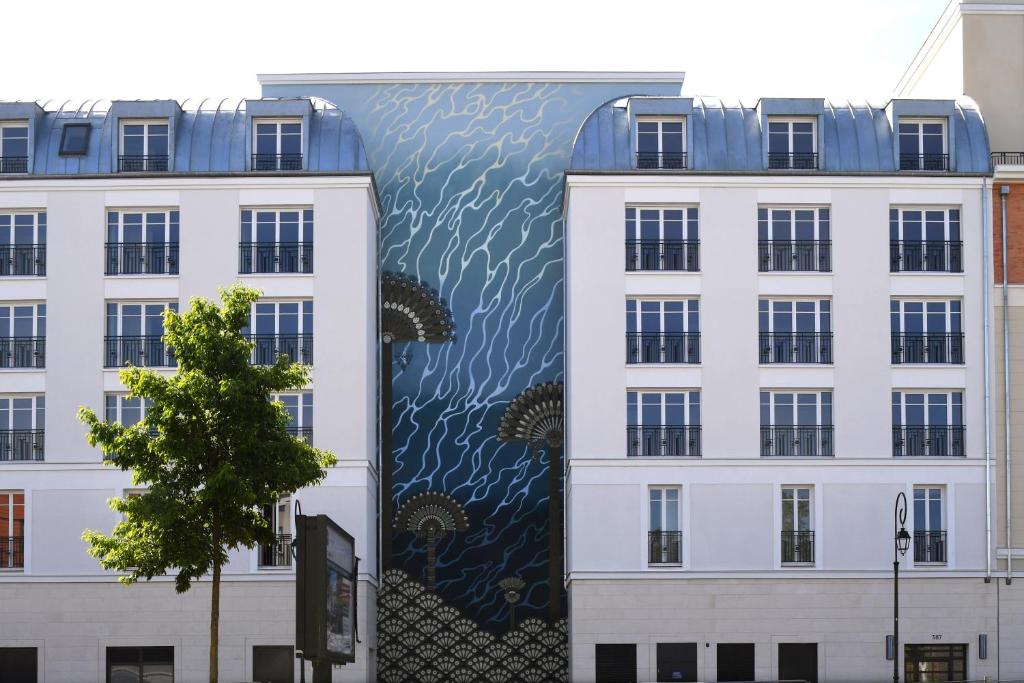 mural na boku budynku w obiekcie Résidence Montana Clamart w mieście Clamart