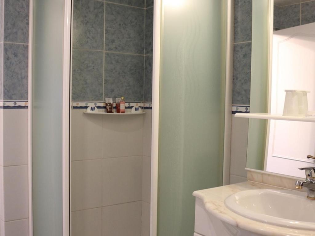 Kúpeľňa v ubytovaní Gîte typique Avesnois, familial avec terrasse, proche forêt et activités locales - FR-1-510-177