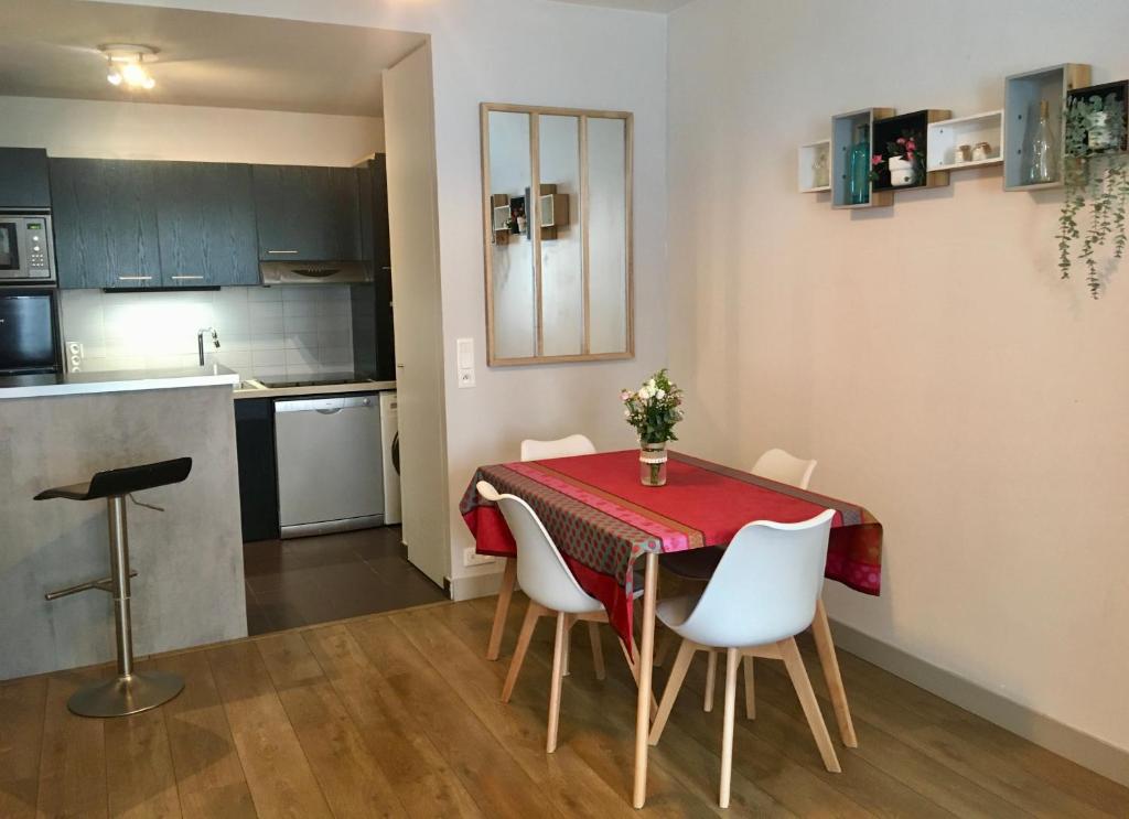 une cuisine et une salle à manger avec une table et des chaises dans l'établissement MISSIAMINAGE, à La Rochelle