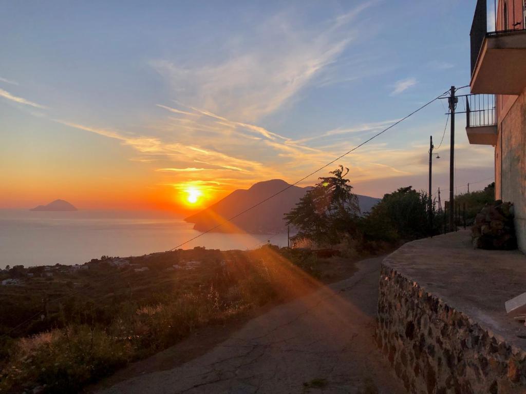 una vista de la puesta de sol sobre el océano en Casa Zoe, en Lipari