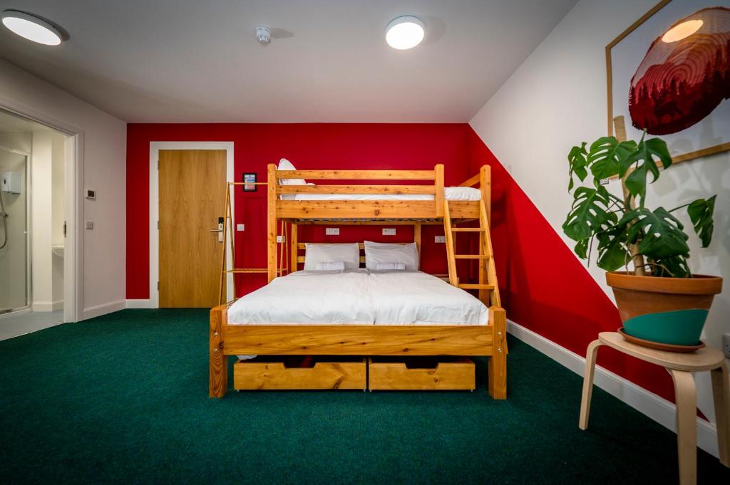 Postel nebo postele na pokoji v ubytování Loch Ness Bunk Inn