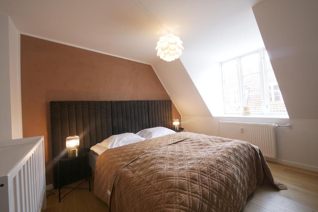 una camera da letto con un grande letto con una grande finestra di Carolinas Apartment - RAP 5 a Copenaghen