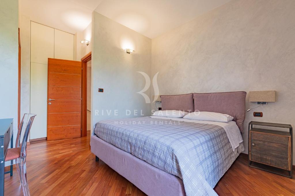 Łóżko lub łóżka w pokoju w obiekcie Villa Rapolla by RivedelSalento