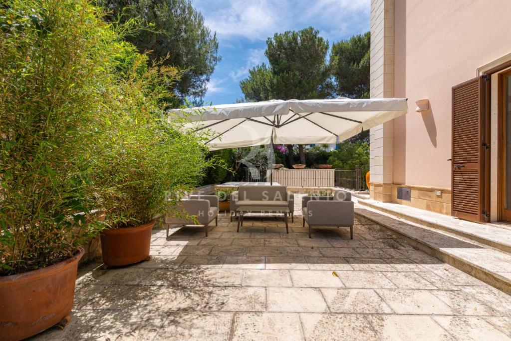 Patio lub wspólna przestrzeń na świeżym powietrzu w obiekcie Villa Rapolla by RivedelSalento