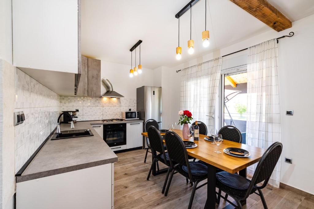 Kuchyňa alebo kuchynka v ubytovaní Apartman MISS Pridraga