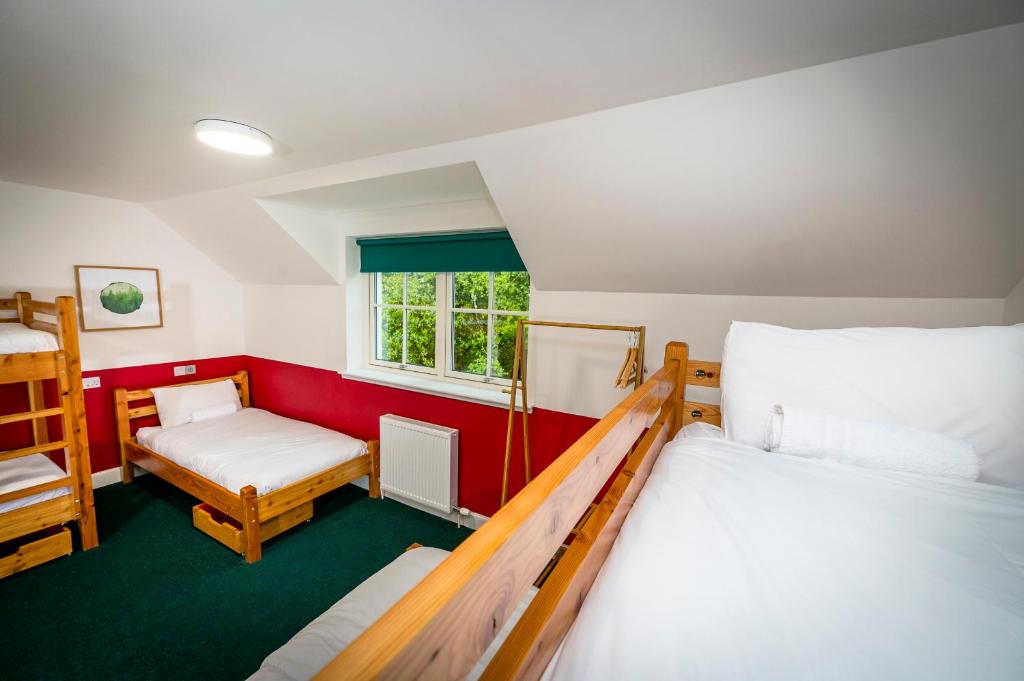 Postel nebo postele na pokoji v ubytování Loch Ness Bunk Inn