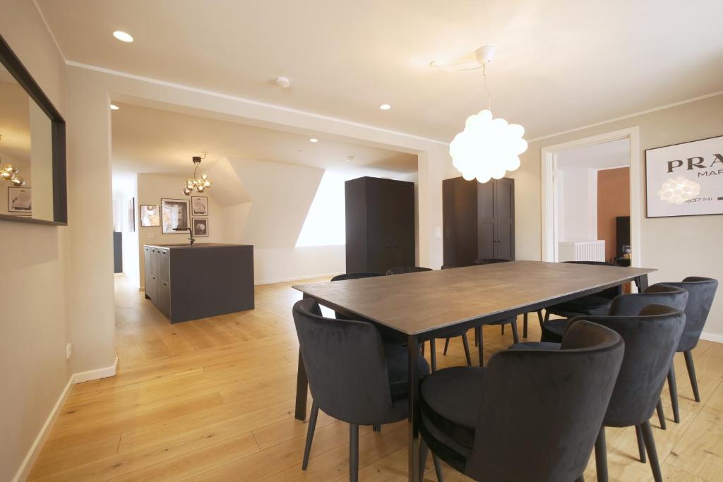a dining room with a table and chairs at Copenhagen Management RA5 in Copenhagen
