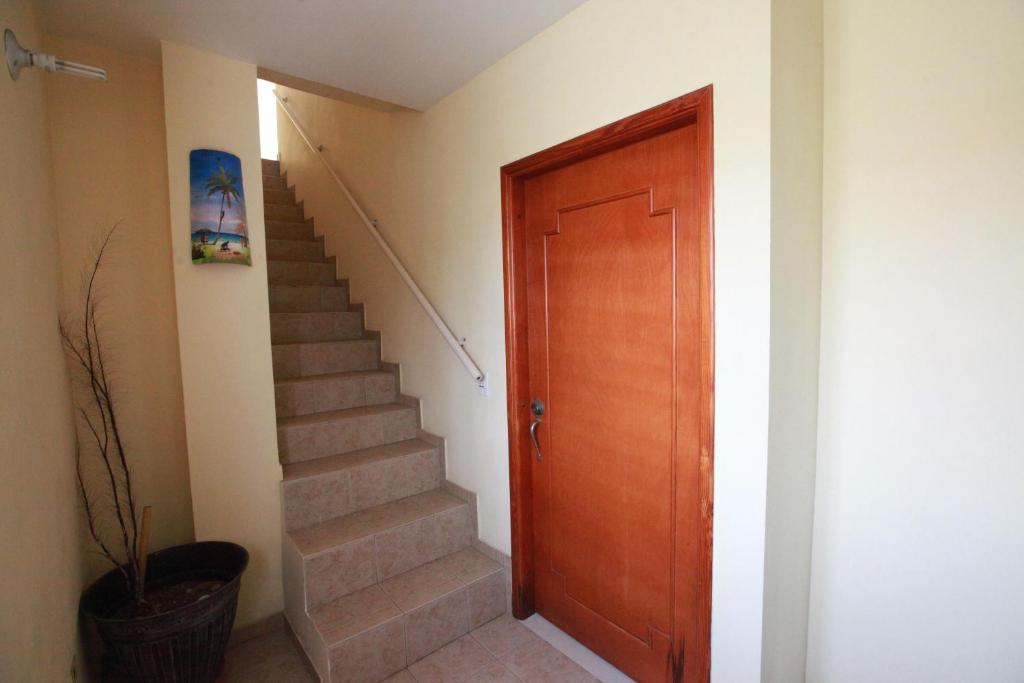 escalera con puerta de madera y escalera en Apartamentos Vonblon, en San Andrés