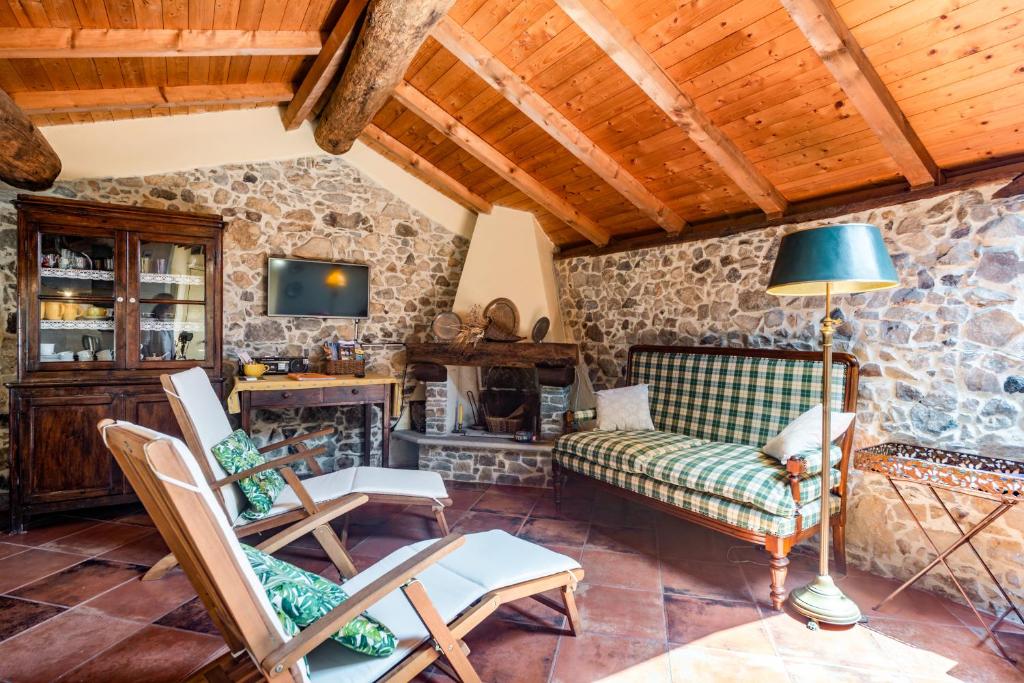een woonkamer met een bank en stoelen bij Nearby 5 Terre Lovely Mansarda in Carrodano Inferiore