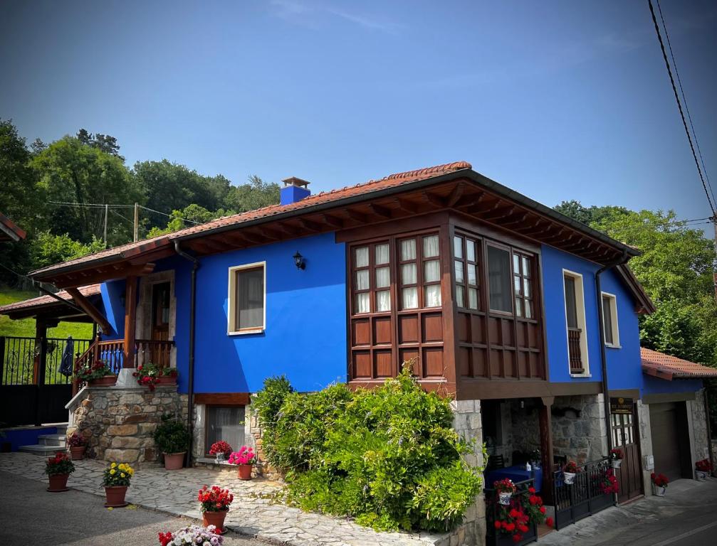 a blue house with a brown at El Jornu in Dego
