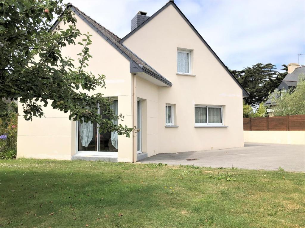 Maison blanche avec allée dans l'établissement ELFES - Proche des Salines, Plage 500m - K44, à Carnac