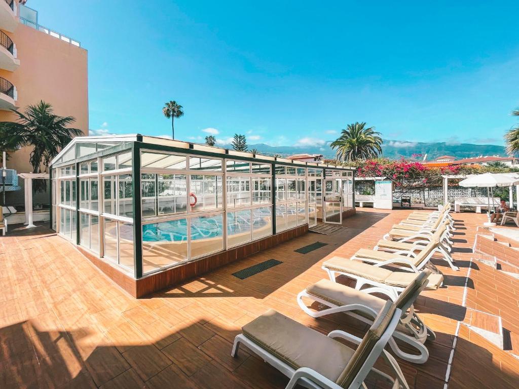 The swimming pool at or close to Apartamentos La Carabela