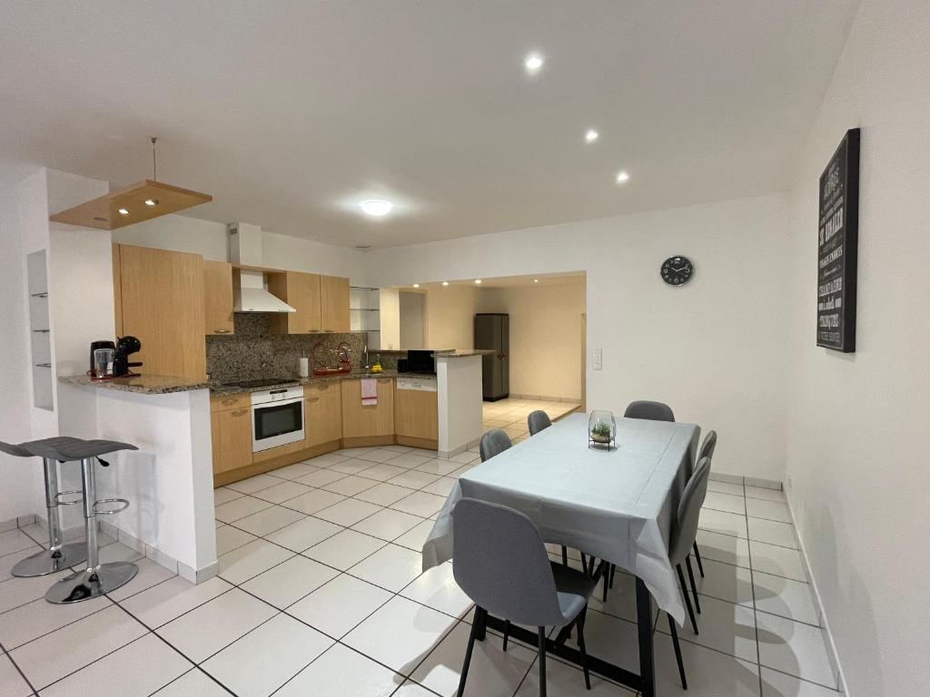 Kuchyňa alebo kuchynka v ubytovaní Grand appartement 87m2 à 10 mètres de la plage