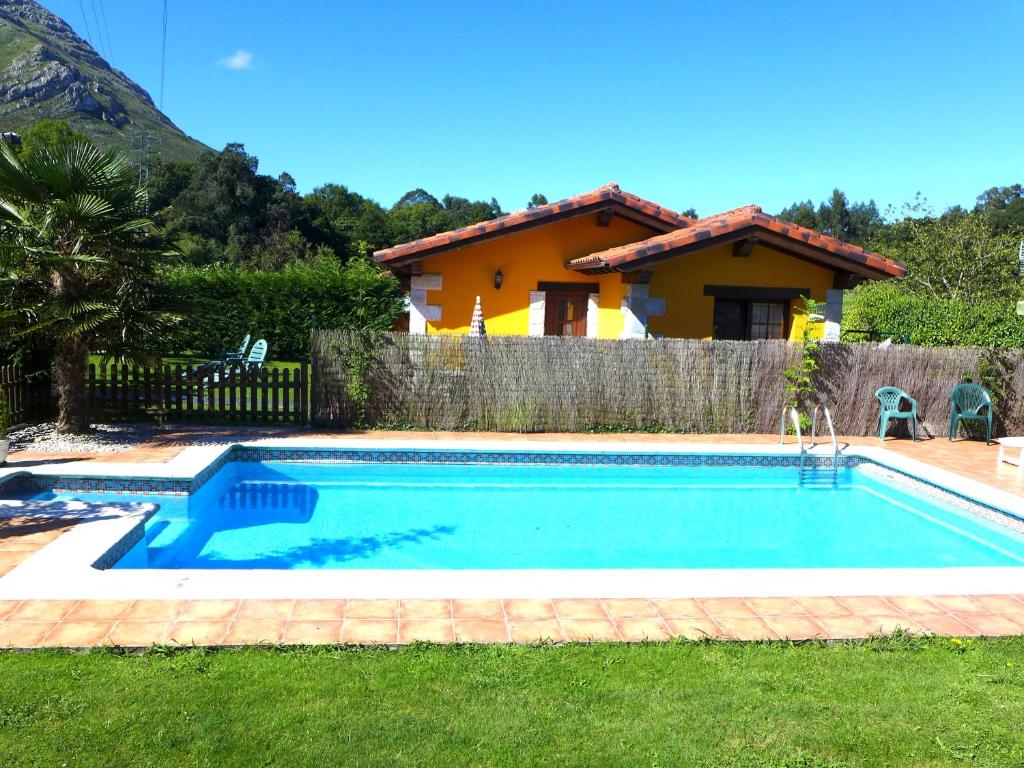 uma piscina em frente a uma casa em Apartamento con piscina cerca de Llanes PDRA001R em Lledías