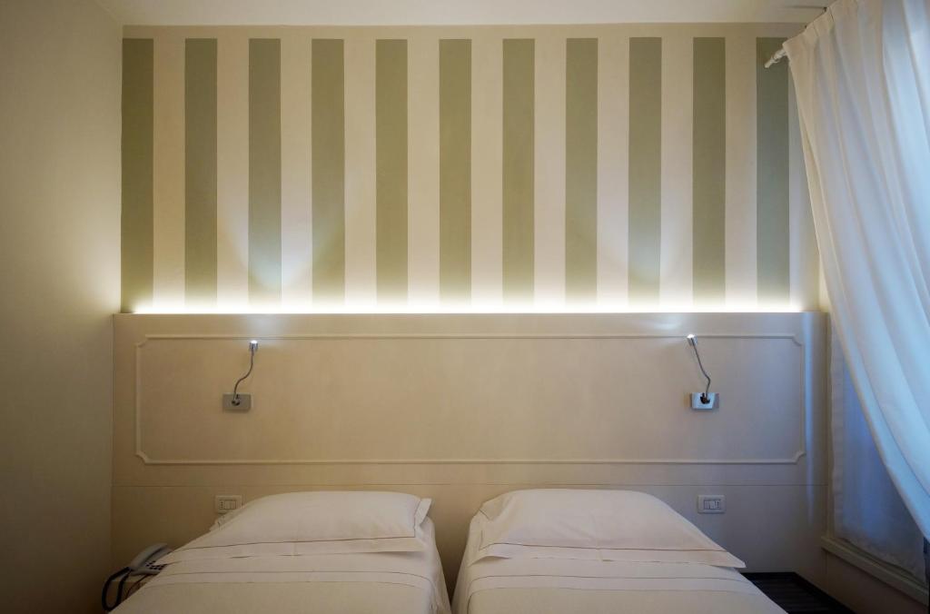 Łóżko lub łóżka w pokoju w obiekcie Albergo Morandi