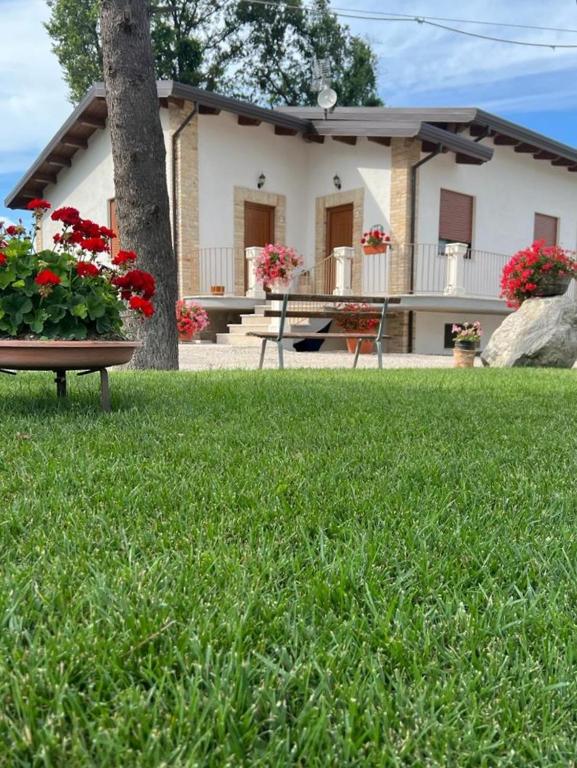 una casa con una mesa y flores en un patio en Campagna D&#39;aMare, en Atessa