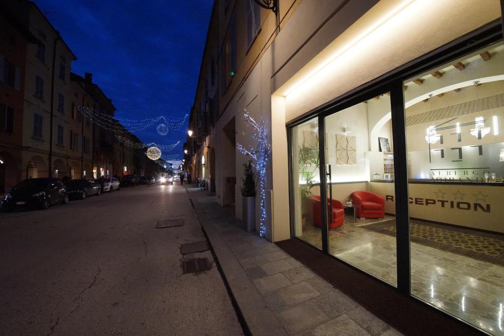 pusta ulica z oknem sklepowym w nocy w obiekcie Albergo Morandi w mieście Reggio nell'Emilia