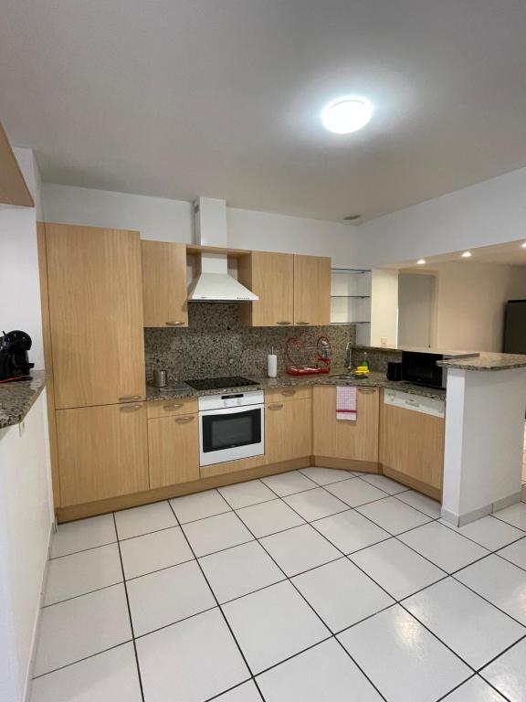 Kuchyňa alebo kuchynka v ubytovaní Grand appartement 87m2 à 10 mètres de la plage
