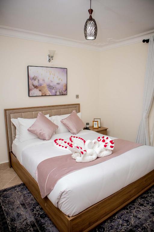 Postel nebo postele na pokoji v ubytování Lux Suites Eldoret Luxury Villas