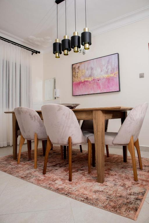 TV a/nebo společenská místnost v ubytování Lux Suites Eldoret Luxury Villas