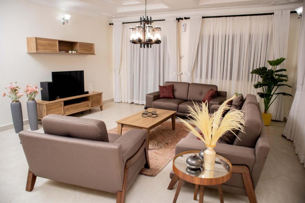 TV a/nebo společenská místnost v ubytování Lux Suites Eldoret Luxury Villas