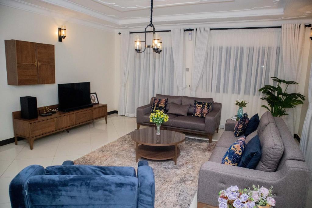 TV a/nebo společenská místnost v ubytování Lux Suites Eldoret Luxury Villas
